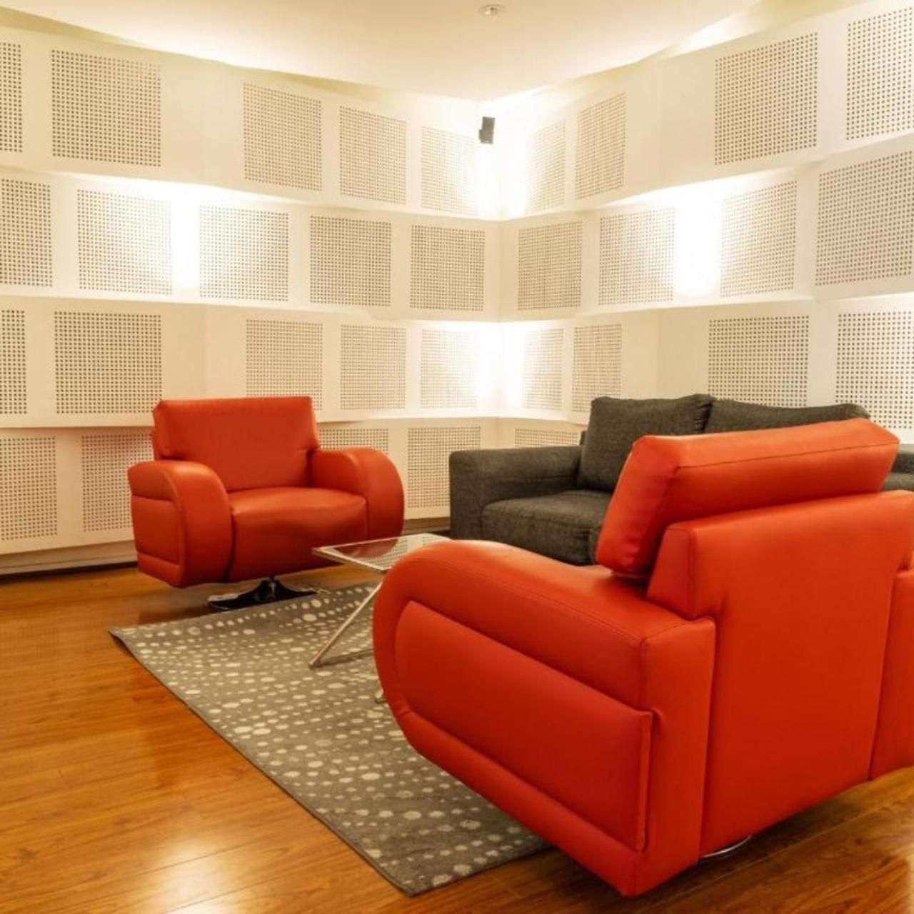 Quo Quality Hotel Manizales Dış mekan fotoğraf A room with sound absorbing wall panels