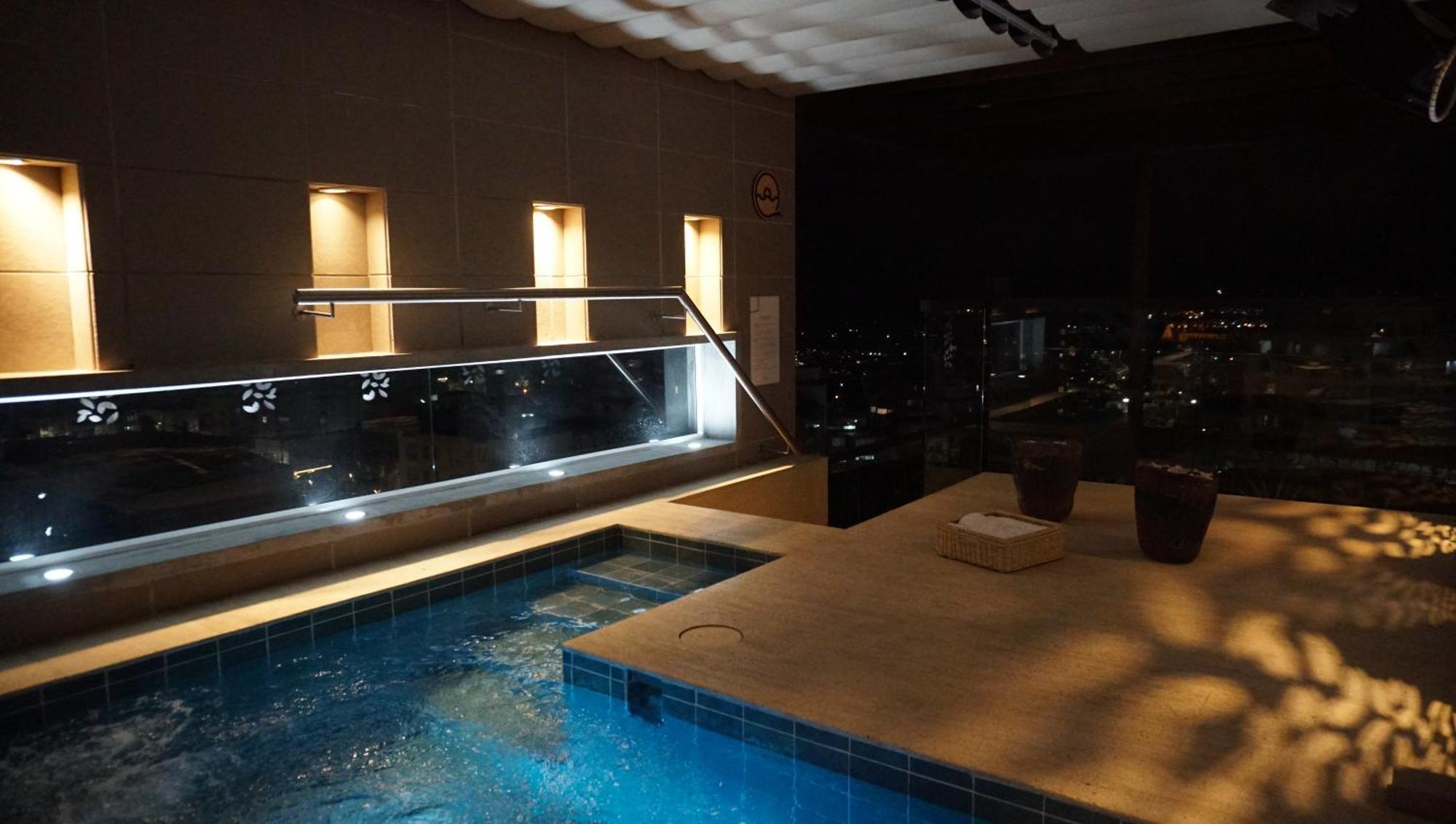Quo Quality Hotel Manizales Dış mekan fotoğraf The rooftop pool at the hotel