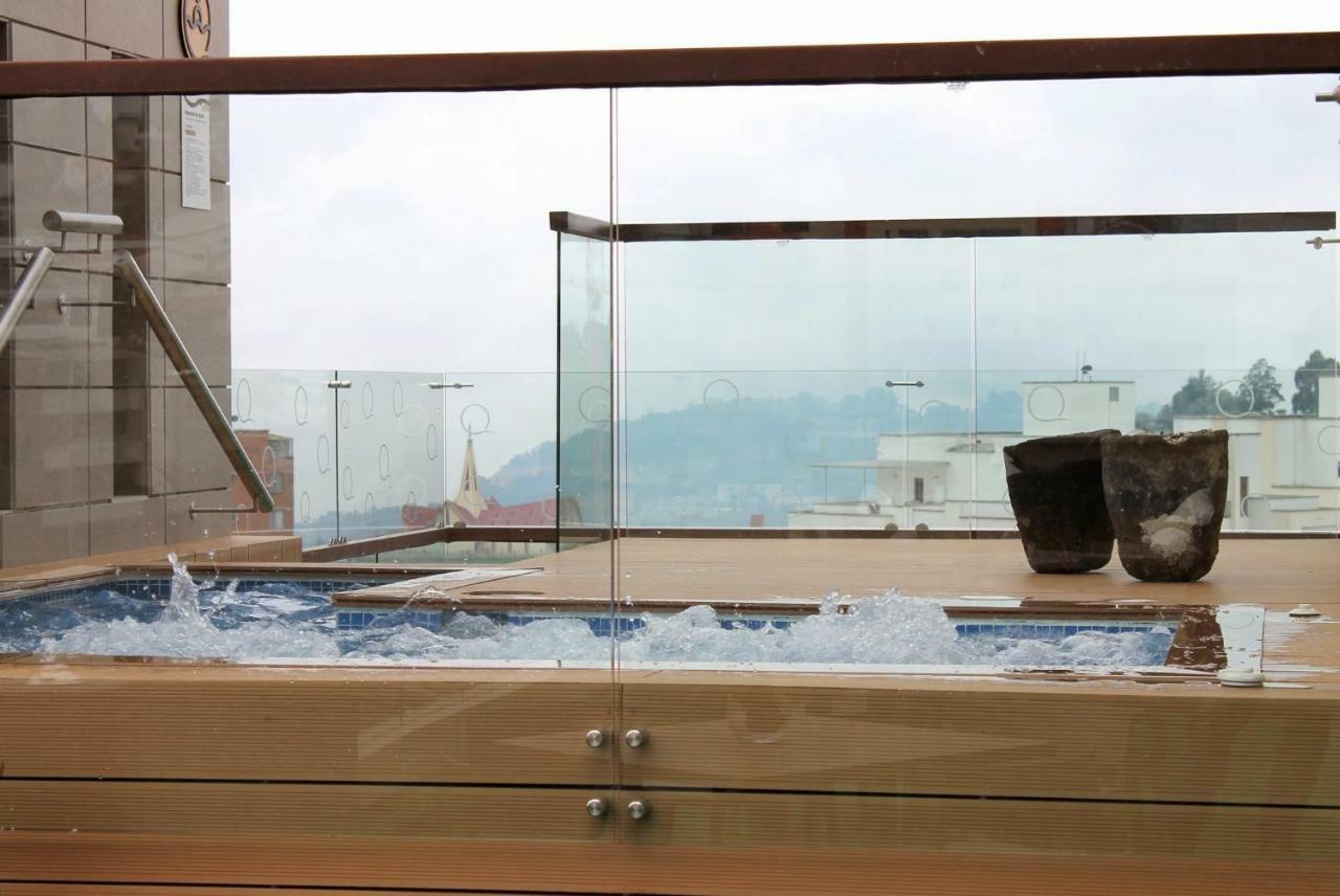 Quo Quality Hotel Manizales Dış mekan fotoğraf A glass balustrade