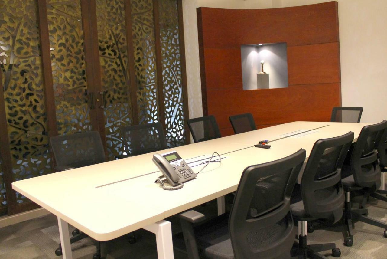 Quo Quality Hotel Manizales Dış mekan fotoğraf A conference room equipped with a videoconferencing system